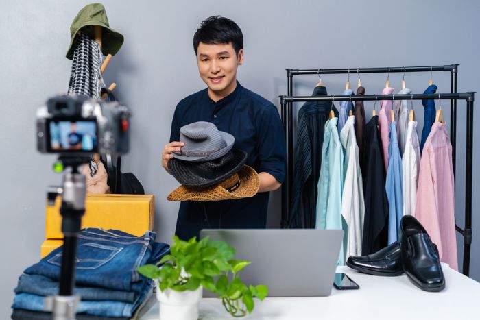 homem fazendo live de promoção de produtos como ações de marketing para o dia dos pais