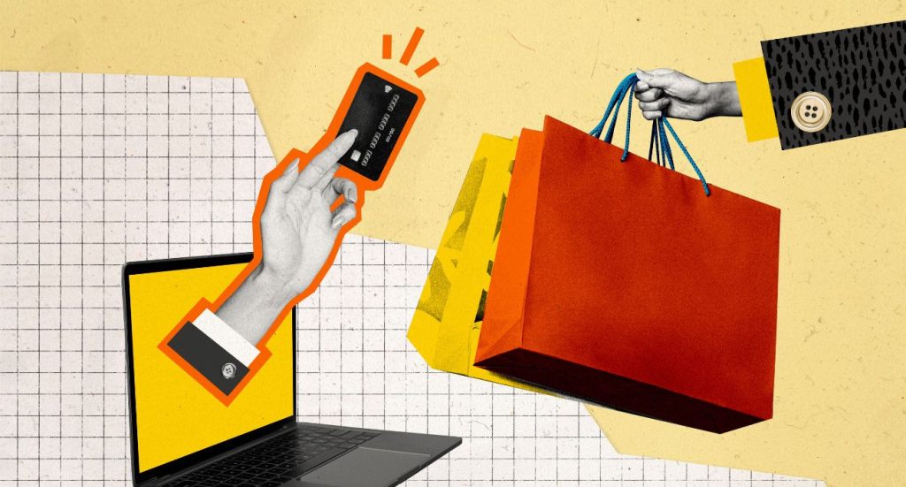 Montagem com notebook, mãos, cartão de crédito e sacolas de compra.