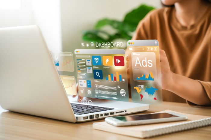 Uma pessoas mexendo no google ads.