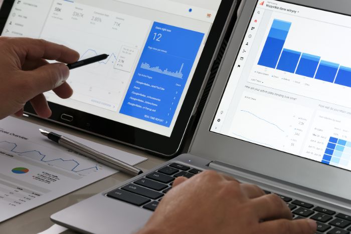 Dois computadores com telas do google ads aberto.