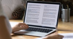 Um notebook com um blog aberto.
