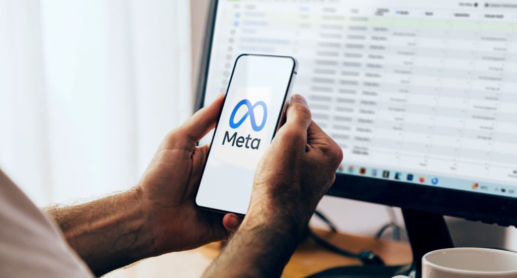 Tela de celular e de computador com meta ads.