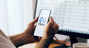 Tela de celular e de computador com meta ads.