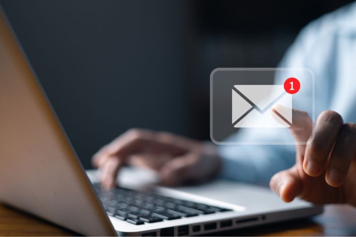 Um notebook aberto com uma ilustração de notificação de e-mail.