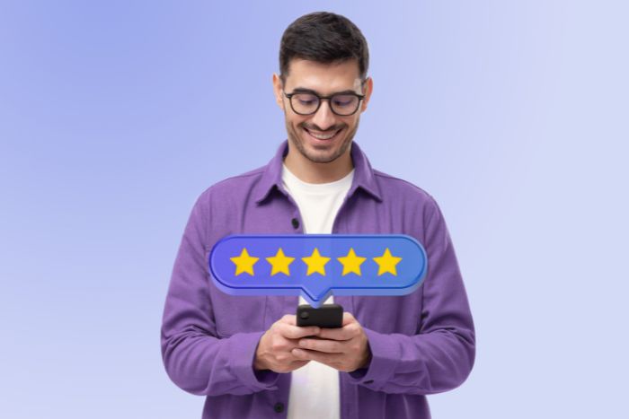 Uma homem mexendo no celular.
