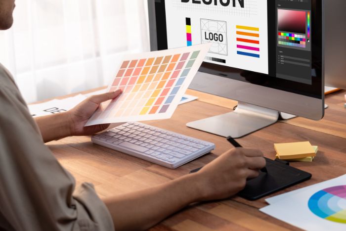 Homem escolhendo cores para um design.