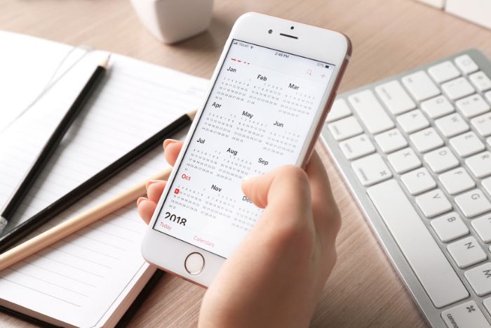 Um celular com um calendário aberto.