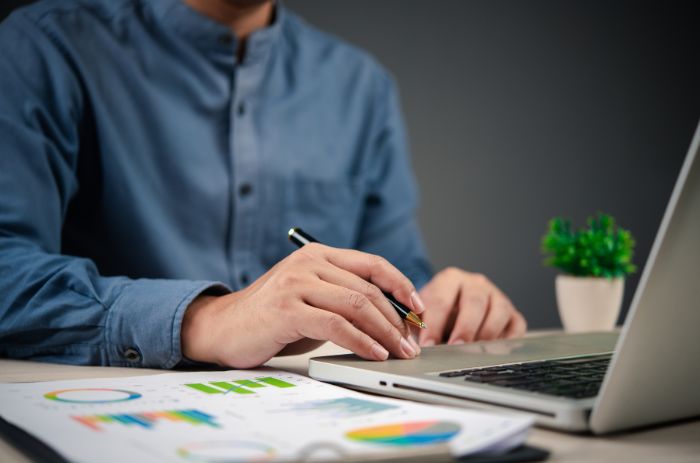 Empresário analisando dados de automação financeira.