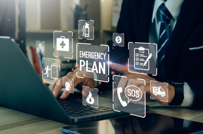 Homem no computador colocando um plano de gerenciamento de crise em prática.