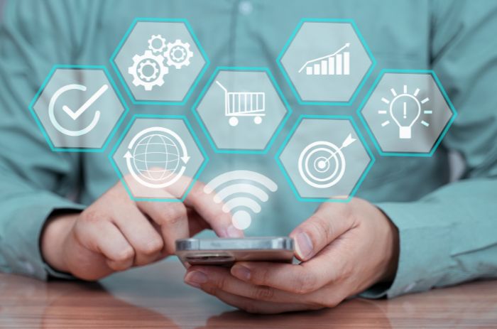 Pesquisando no celular sobre como fazer um funil de vendas.