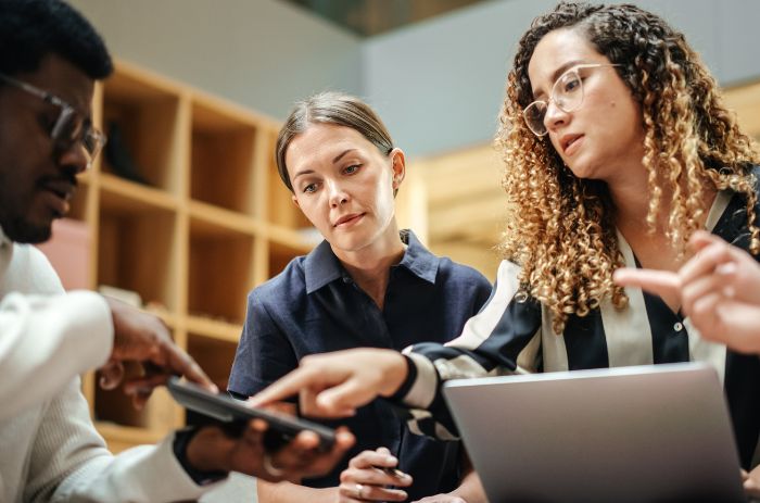 Equipe analisando o andamento de uma gestão de crise.