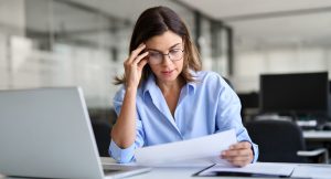 Mulher avaliando resultados do gerenciamento de crise implantado pela empresa.