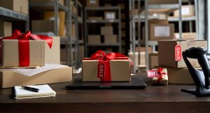 Caixas embaladas para o natal esperando para serem enviadas pela logística.