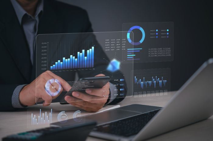 Empresário analisando resultados de uma precificação inteligente bem sucedida.