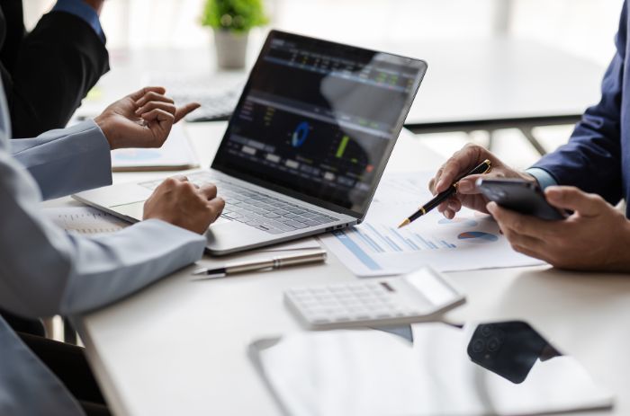 Pessoas em uma reunião, analisando resultados de precificação inteligente.