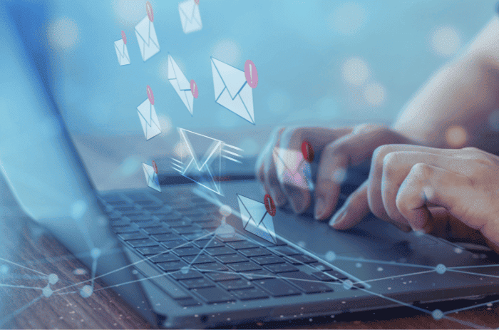 Homem em computador analisando e-mails recebidos com dicas de marketing.