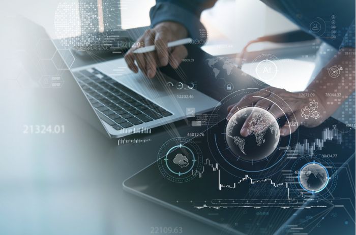 Homem no computador analisando as melhores ferramentas de BI.