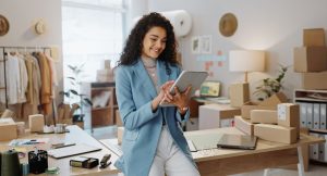 Mulher em tablet analisando opções para marketing de experiência.