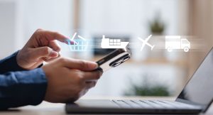 Homem utilizando celular para cálculo de custos logísticos.