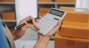 Pessoa entendendo o que é cubagem e calculando de forma correta o envio de um produto.