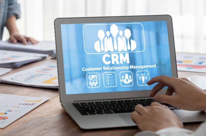 Empresário utilizando notebook para implementar um sistema de CRM para a gestão de relacionamento de cliente.