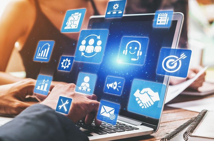 Homem em frente ao notebook analisando dados de gestão de relacionamento de cliente.