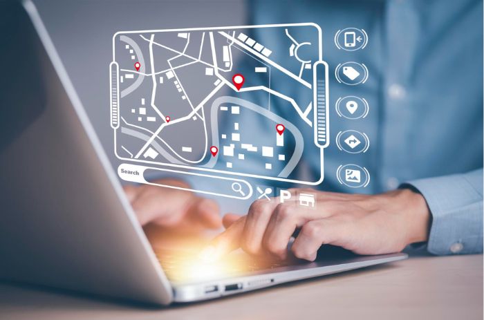 Gestor de logística estabelecendo uma rota otimizada para entregas de produtos.