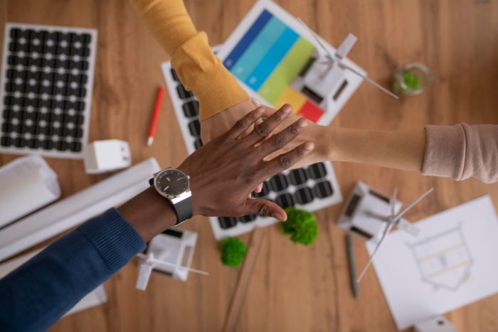 Mãos acima de uma mesa