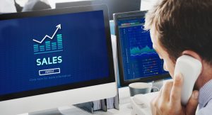 Homem no telefone analisando dados.