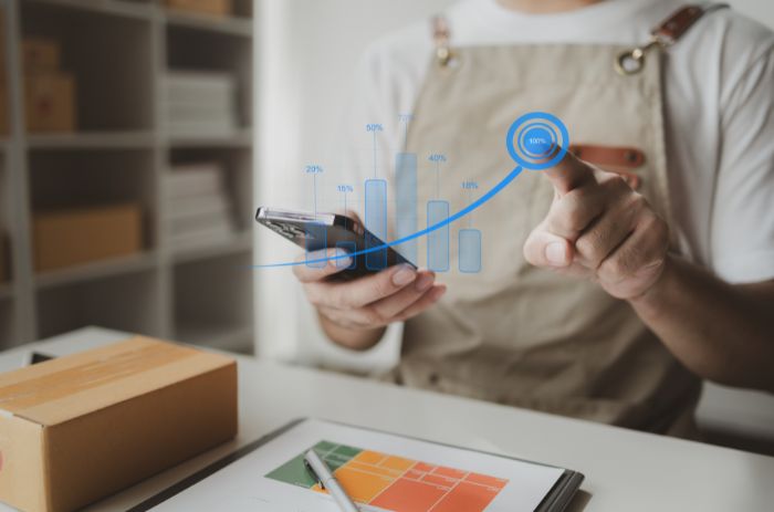 Homem analisando dados de graficos