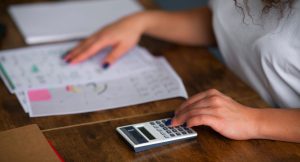 Mulher realizando cálculos.