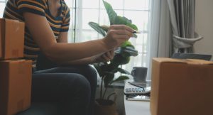 Mulher organizando caixas.