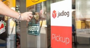 Placa da JadLog Entregas na porta.