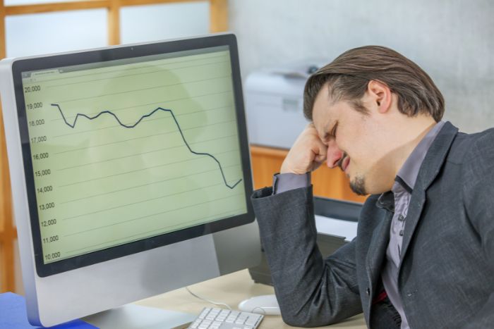 homem cansado no trabalho.
